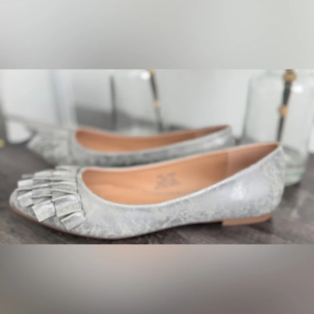 Journee Collection Silver Ruffle Pointed Toe Flats Size 8.5